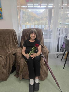 Ďakujeme vedeniu obci Brusno že nezabudli na ich obyvateľku a našu prijímateľku pri príležitosti mesiaca úcty k starším a venovali jej voňavú ružičku a dáždnik. 